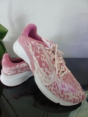 Nike Women’s Pink and White Running Sneakers